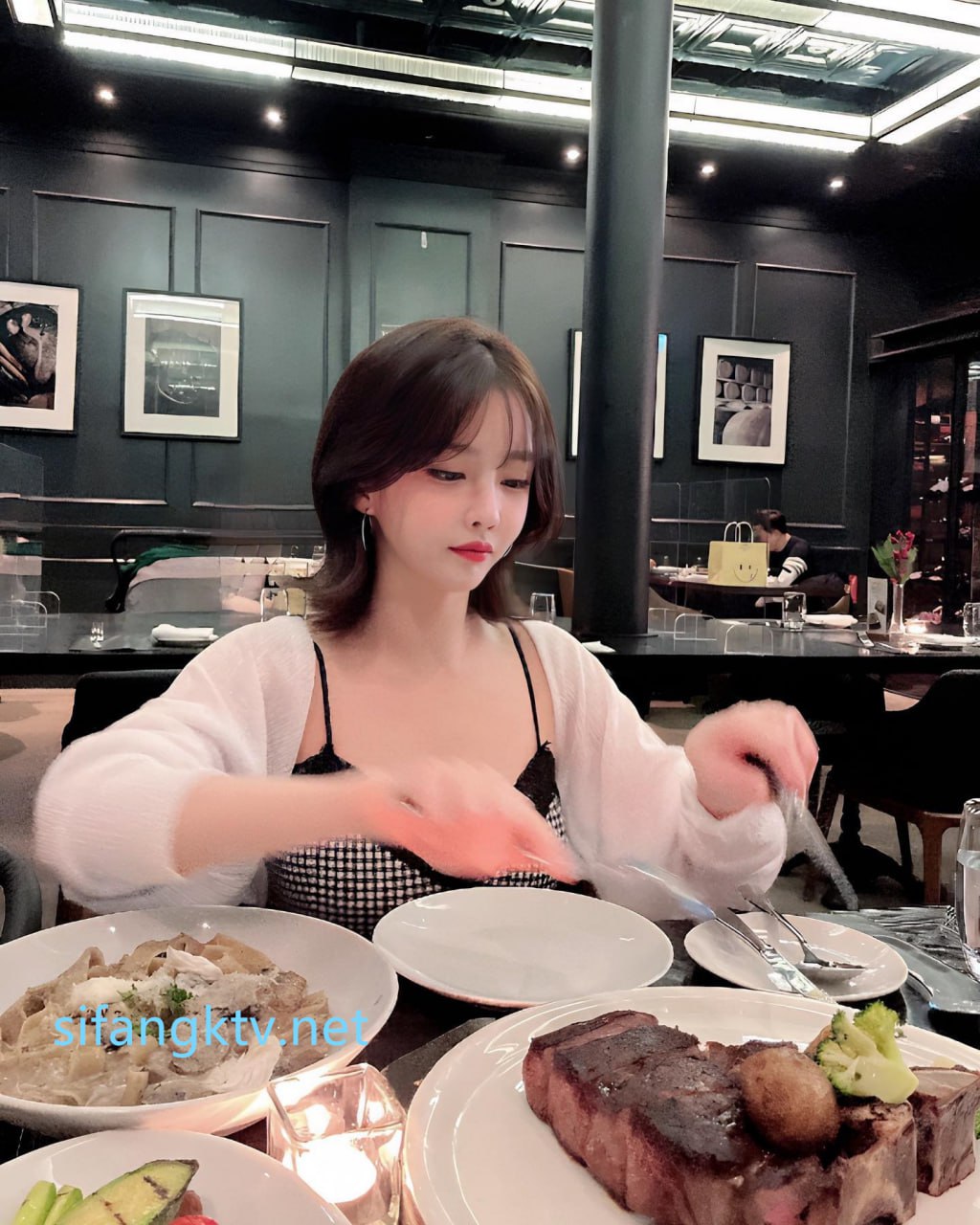 【2023_02_24】Video_of_the_process_of_undressing_outside_🎥.m4v