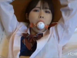 女老师下课后对三名女学生的性辅导，在教室里戴假屌进行多人运动，体验什么是高潮~
